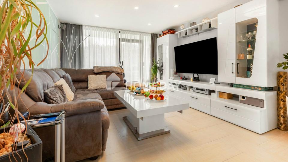 Modern renovierte 3-Zimmer-Wohnung mit zwei Loggien, Aufzug, Schwimmbad und Sauna – Bild 3