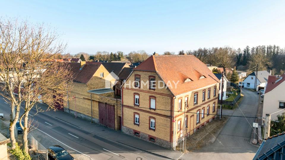 Viel Platz & Potenzial: EFH mit 8 Zimmern, Innenhof & Nebengelass auf großem Grundstück