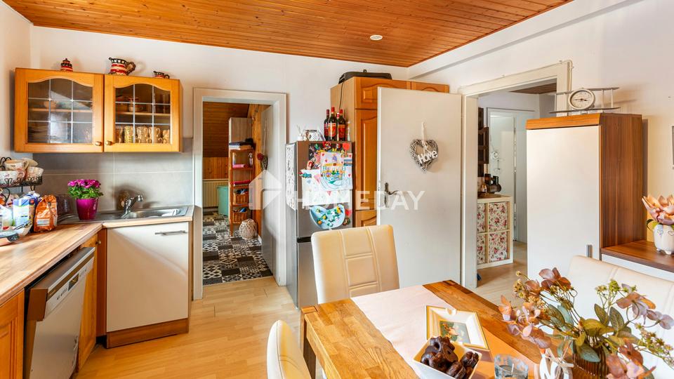 Hier wohnt, wer das Echte schätzt: charmantes EFH mit Einliegerwohnung, großem Garten und Garage – Bild 17