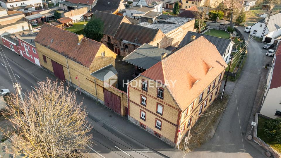 Viel Platz & Potenzial: EFH mit 8 Zimmern, Innenhof & Nebengelass auf großem Grundstück – Bild 3