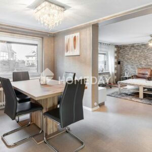 Zweifamilienhaus mit Gewerbeeinheit, großzügigem Grundstück und massivem Nebengebäude