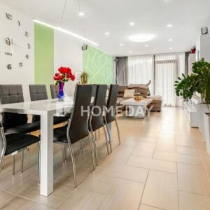 Modern renovierte 3-Zimmer-Wohnung mit zwei Loggien, Aufzug, Schwimmbad und Sauna