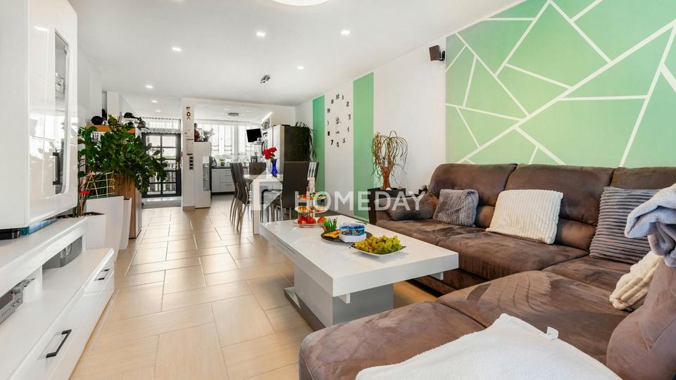 Modern renovierte 3-Zimmer-Wohnung mit zwei Loggien, Aufzug, Schwimmbad und Sauna – Bild 2