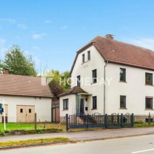Charmantes Zweifamilienhaus mit großem Grundstück in ruhiger Lage