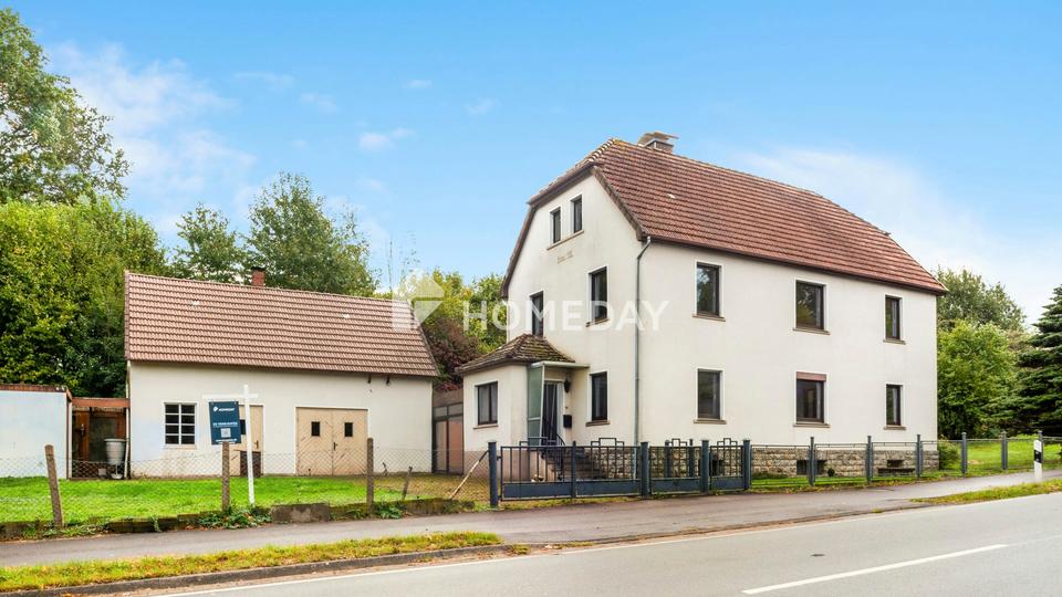 Charmantes Zweifamilienhaus mit großem Grundstück in ruhiger Lage