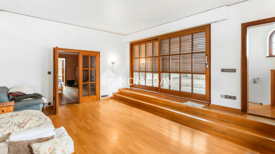 Architektur mit Charakter: großzügige Villa mit Dachterrasse und unverbaubarem Blick ins Grüne – Bild 12