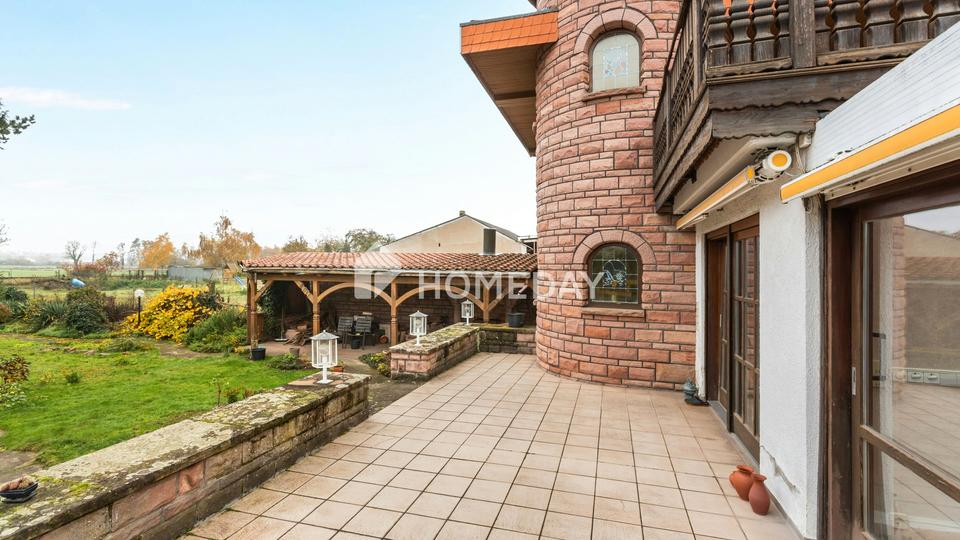 Architektur mit Charakter: großzügige Villa mit Dachterrasse und unverbaubarem Blick ins Grüne – Bild 2