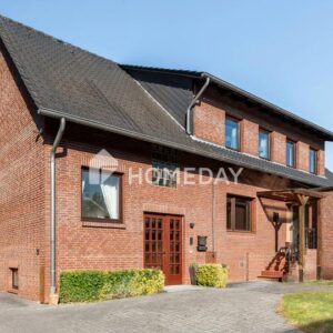 Wohnen im Grünen: Vielseitiges Haus mit Garage, Werkstatt und Traumgarten