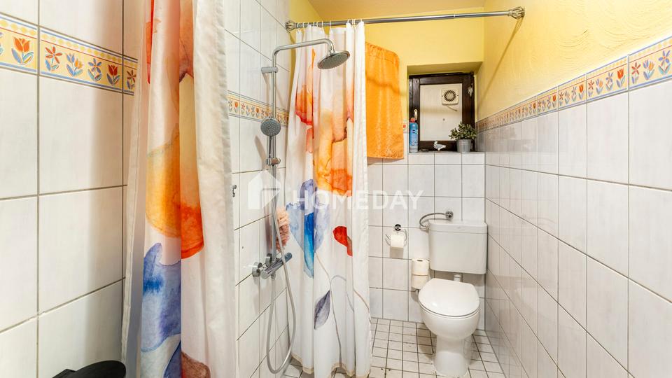 Hier wohnt, wer das Echte schätzt: charmantes EFH mit Einliegerwohnung, großem Garten und Garage – Bild 13