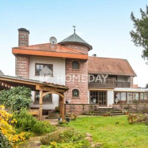 Architektur mit Charakter: großzügige Villa mit Dachterrasse und unverbaubarem Blick ins Grüne