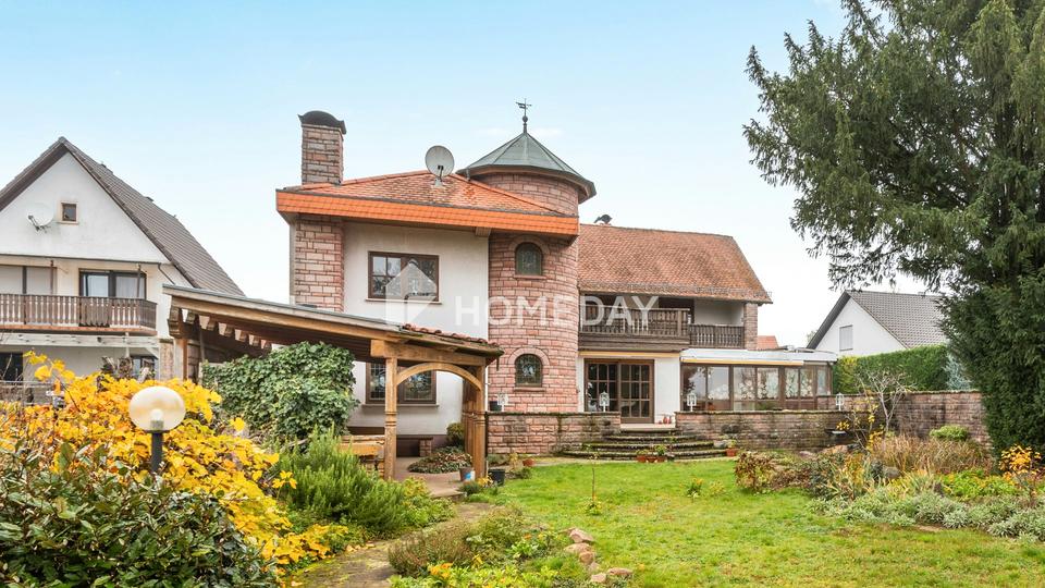 Architektur mit Charakter: großzügige Villa mit Dachterrasse und unverbaubarem Blick ins Grüne