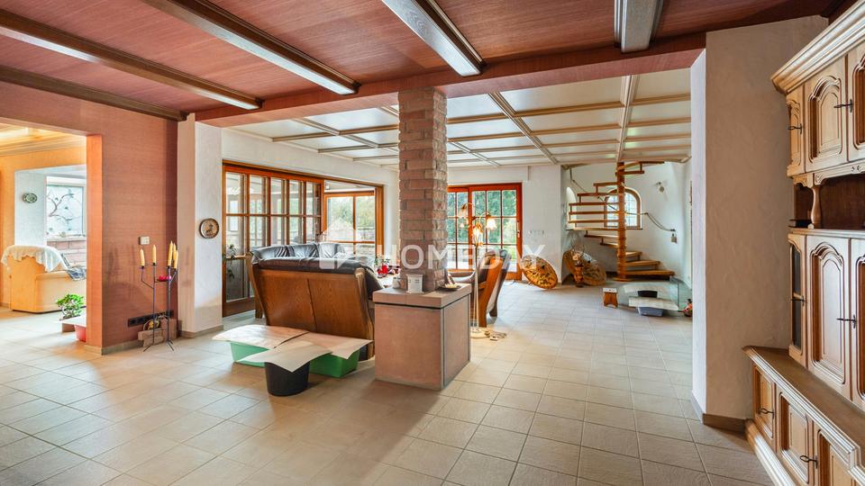 Architektur mit Charakter: großzügige Villa mit Dachterrasse und unverbaubarem Blick ins Grüne – Bild 6