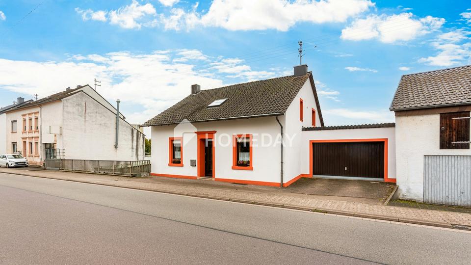 Hier wohnt, wer das Echte schätzt: charmantes EFH mit Einliegerwohnung, großem Garten und Garage