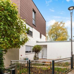 Abendsonne auf der Dachterrasse mit Fernblick: großzügig modernisiertes RMH mit Garten & Garage