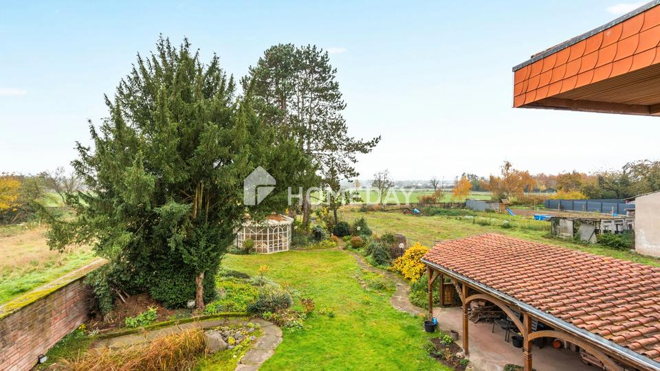 Architektur mit Charakter: großzügige Villa mit Dachterrasse und unverbaubarem Blick ins Grüne – Bild 4