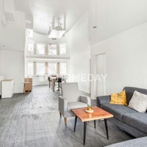 Großzügige DG-Wohnung zentral gelegen in Rhein-Nähe, mit Balkon, Stil und viel Sonne