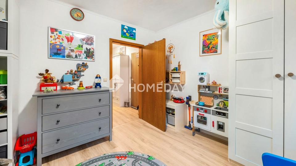 Lichtdurchflutetes EG mit offener Küche, überdachter Terrasse und klarer Raumaufteilung – Bild 8