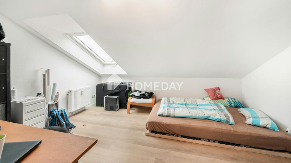 Moderne Dachgeschosswohnung mit Balkon, Einbauküche und Stellplatz – Bild 11