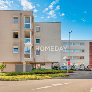 Voll möblierte 2-Zimmer-Wohnung mit Duplex-Garage in zentraler Lage