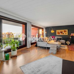 Top gepflegte Dachterrassenwohnung mit 2,5 Zimmern, Aufzug, Einbauküche und Tiefgarage