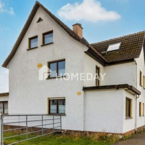 Großzügige Pferde- oder Tierimmobilie mit Hallen, Hof, Balkon & ausgebautem DG