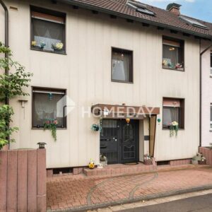 Zweifamilienhaus mit 210 m² Wohnfläche, Wintergärten, Loggia und gepflegtem Gartenparadies