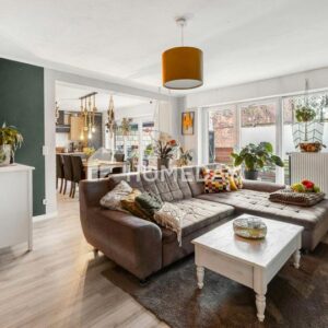 Lichtdurchflutetes EG mit offener Küche, überdachter Terrasse und klarer Raumaufteilung