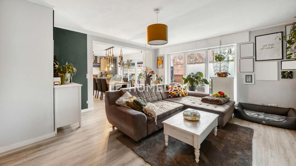 Lichtdurchflutetes EG mit offener Küche, überdachter Terrasse und klarer Raumaufteilung