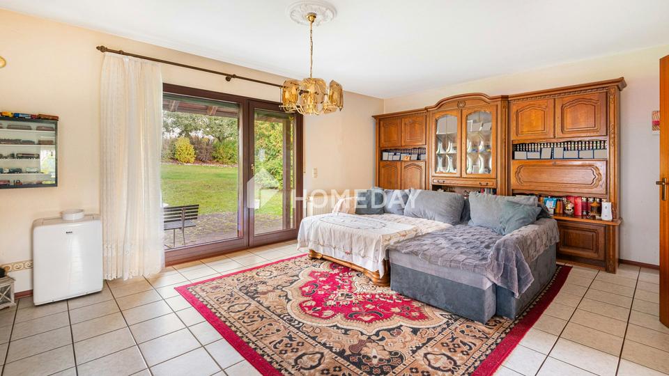 Familienfreundliches EFH mit großem Garten, Terrasse, EBK und Garagen in ruhiger Lage – Bild 8