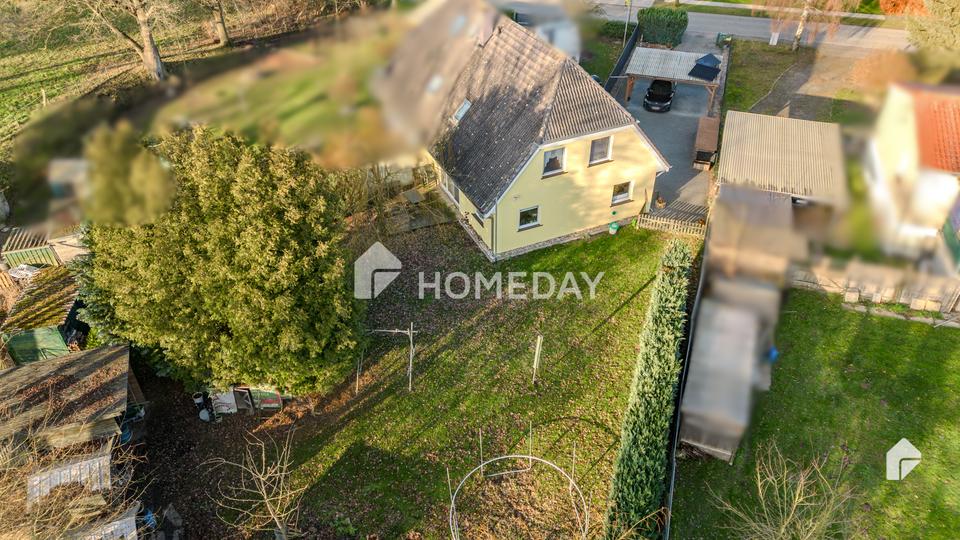 Am Feldrand und idyllisch gelegen: DHH mit Südterrasse, EBK + Carport | Gepflegt | Großes Grundstück – Bild 2