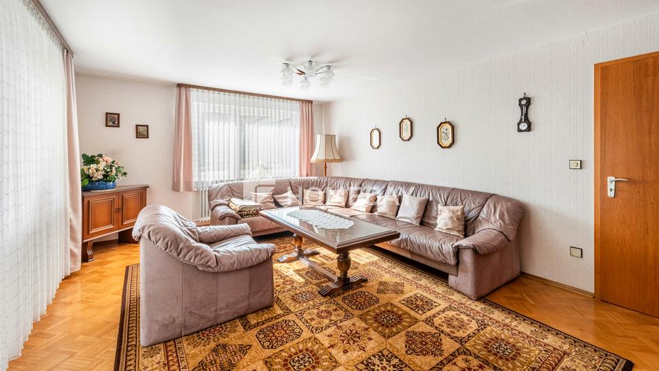 Familienfreundliches EFH mit sonnigem Wintergarten, Doppelgarage & großzügigem Grundstück – Bild 9