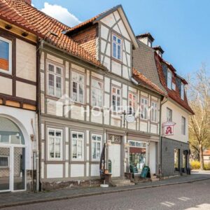 Fachwerkhaus mit ausgestattetem Café, weitläufiger Wohneinheit und attraktiver Lage im Ortskern