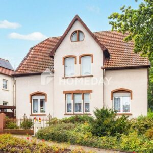 Zweifamilienhaus mit Gestaltungspotenzial, idyllischem Garten und Stellplätzen in begehrter Lage