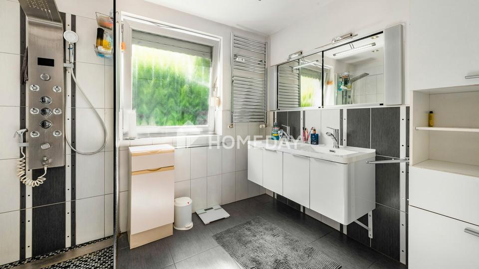 Modernisierte Erdgeschosswohnung mit Kamin, Massagedusche & privatem Garten – Wohnen mit Stil – Bild 10