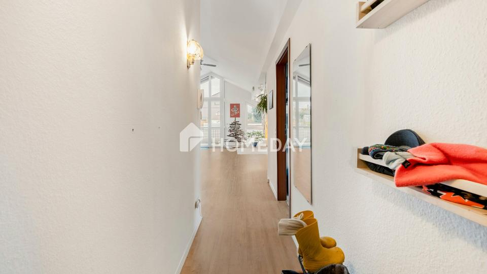 Moderne Dachgeschosswohnung mit Balkon, Einbauküche und Stellplatz – Bild 2