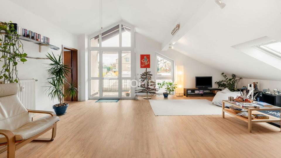 Moderne Dachgeschosswohnung mit Balkon, Einbauküche und Stellplatz – Bild 4
