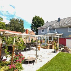 Wohnen mit Stil: EFH inklusive beheiztem Wintergarten und viel Komfort
