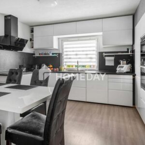 Stilvolles Domizil in Pforzheim: 200 m² Wohnfläche mit hellem Wohnzimmer in Bestlage