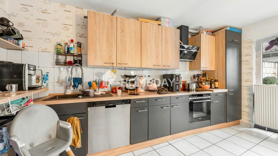 Lichtdurchflutetes EG mit offener Küche, überdachter Terrasse und klarer Raumaufteilung – Bild 6