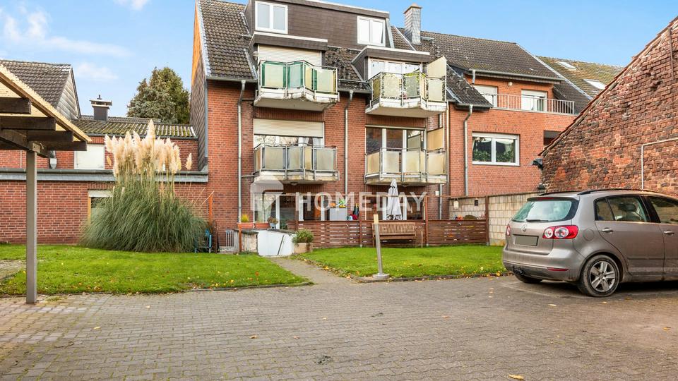 Lichtdurchflutetes EG mit offener Küche, überdachter Terrasse und klarer Raumaufteilung – Bild 4