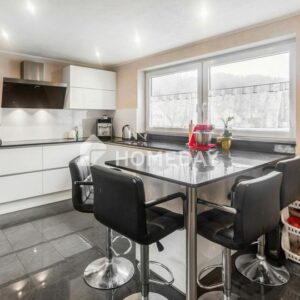 Großzügige 4,5-Zimmer-Wohnung mit moderner Ausstattung, geräumiger Terrasse und Garage