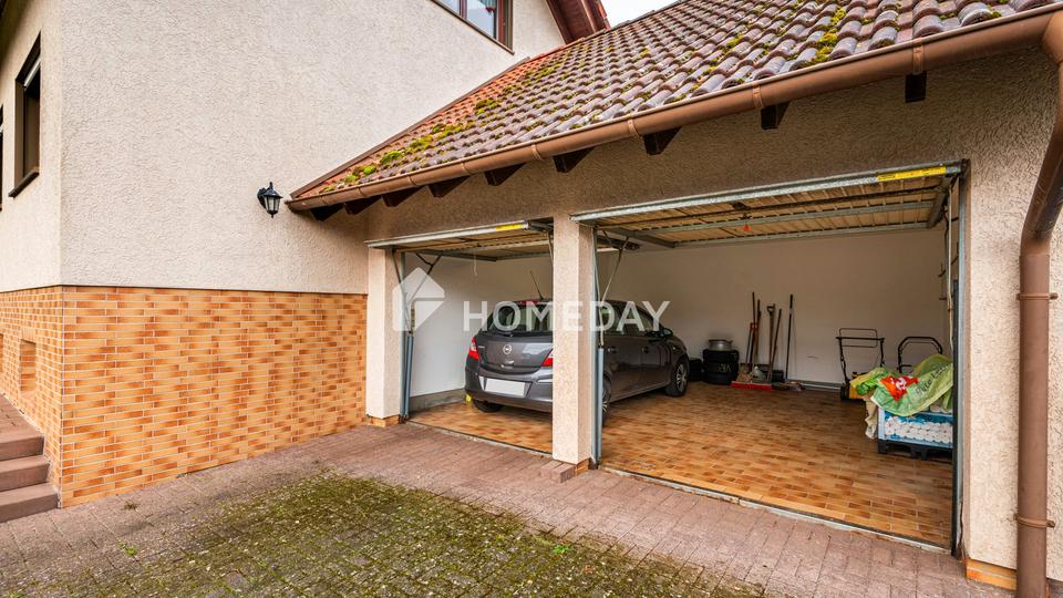 Familienfreundliches EFH mit großem Garten, Terrasse, EBK und Garagen in ruhiger Lage – Bild 2