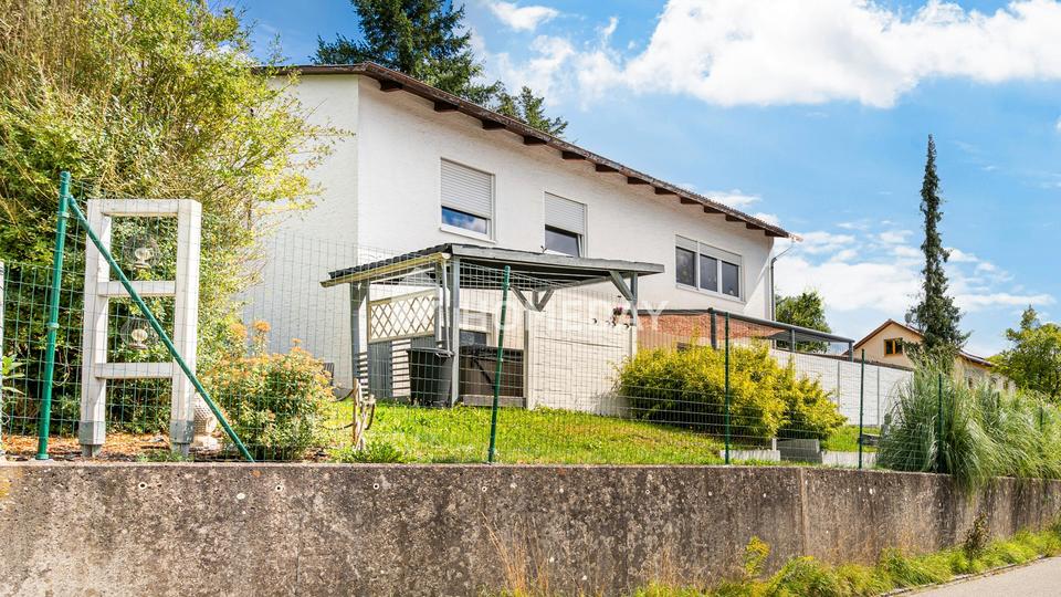 Familienidyll mit sechs Zimmern, moderner Küche und überdachter Terrasse