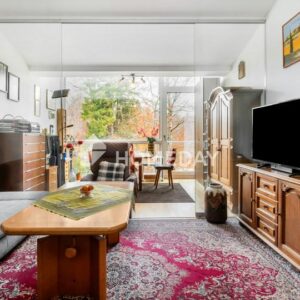 Wohnkomfort trifft Design – stilvolle Wohnung mit Wintergarten und Stellplatz