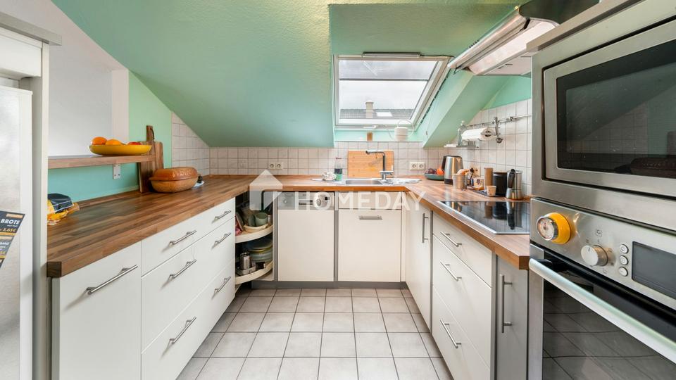 Moderne Dachgeschosswohnung mit Balkon, Einbauküche und Stellplatz – Bild 10
