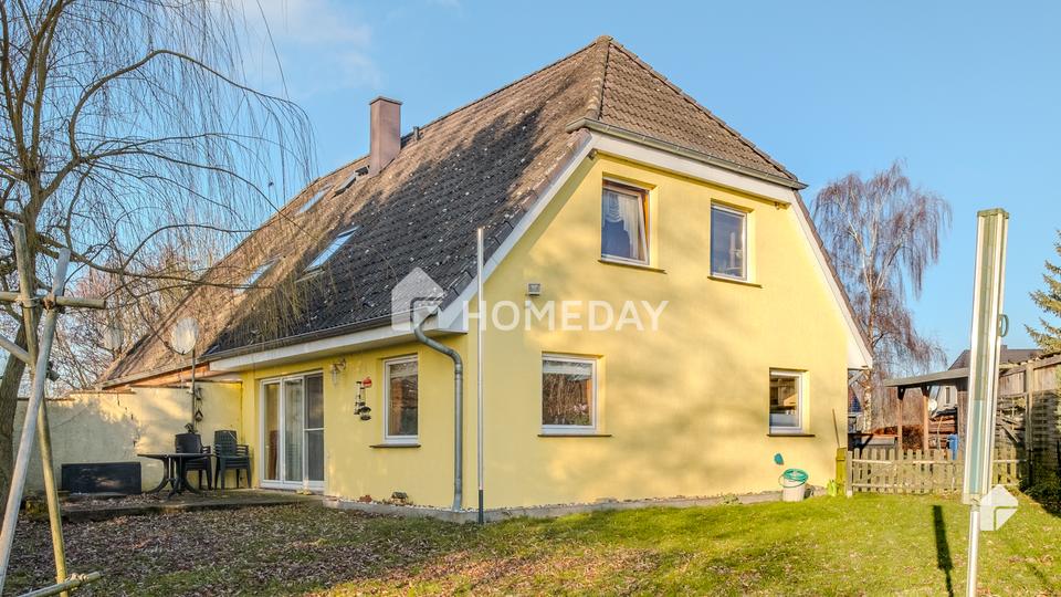 Am Feldrand und idyllisch gelegen: DHH mit Südterrasse, EBK + Carport | Gepflegt | Großes Grundstück