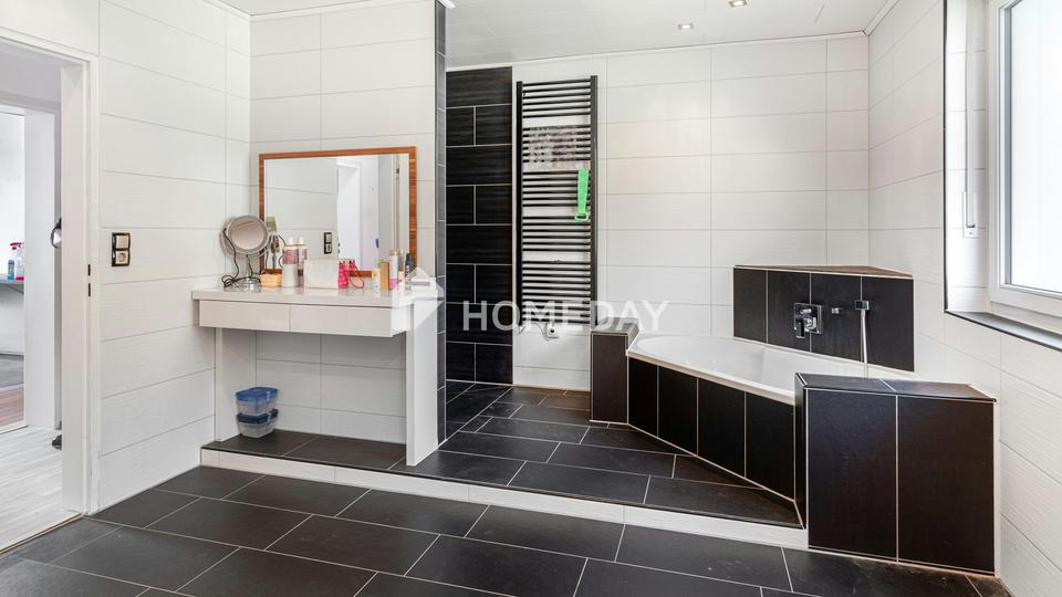 Familienidyll mit sechs Zimmern, moderner Küche und überdachter Terrasse – Bild 15