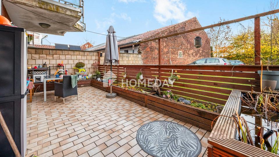 Lichtdurchflutetes EG mit offener Küche, überdachter Terrasse und klarer Raumaufteilung – Bild 3