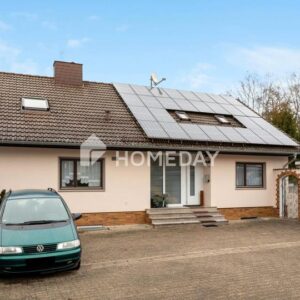 charmantes Zweifamilienhaus mit großem Garten und Schwimmteich in ruhiger Lage