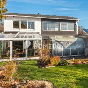 Zeitlose Eleganz trifft Wohlfühlambiente – Exklusive Villa mit Spa, Gartenparadies & Fernsicht